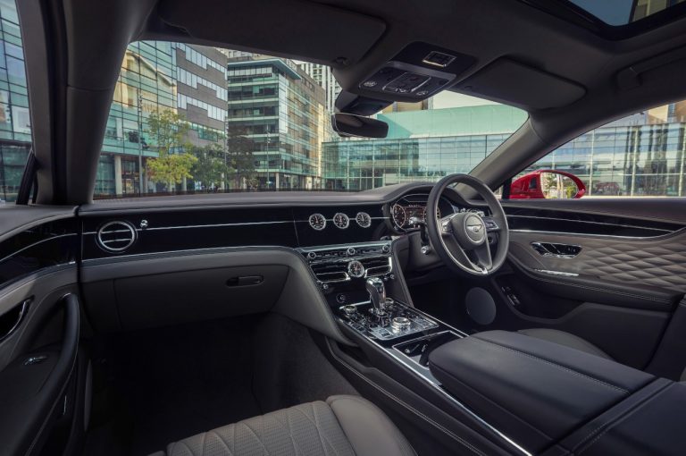 Bentley Flying Spur V8 2021: immagini ufficiali