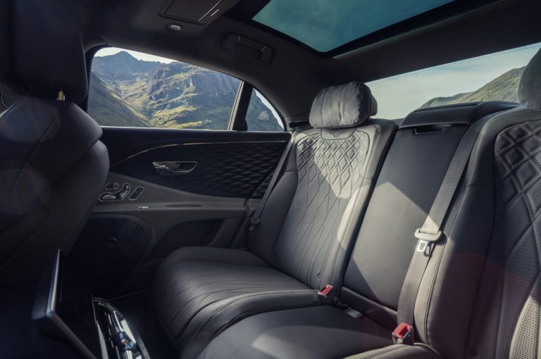 Bentley Flying Spur V8 2021: immagini ufficiali