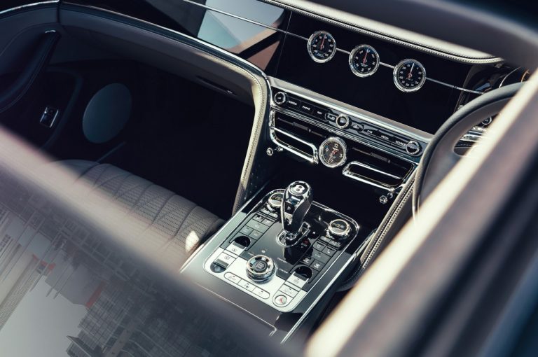 Bentley Flying Spur V8 2021: immagini ufficiali