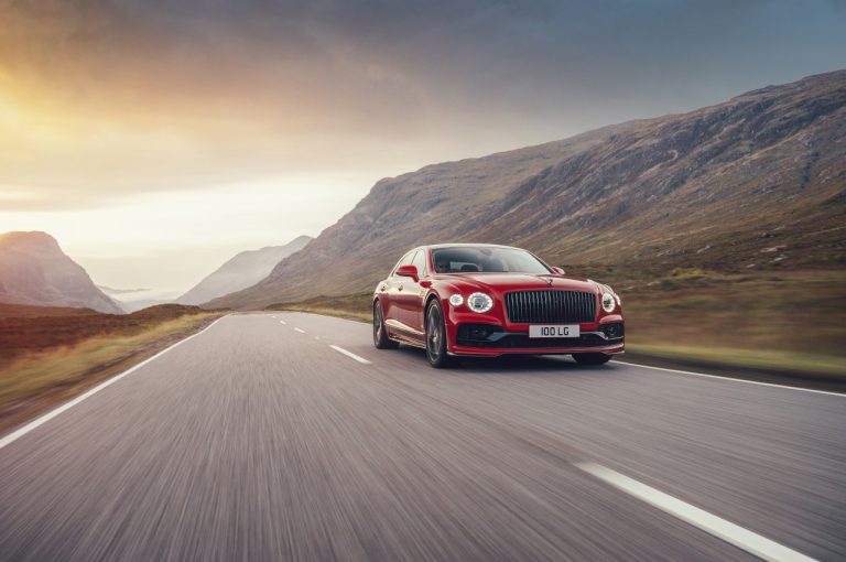 Bentley Flying Spur V8 2021: immagini ufficiali