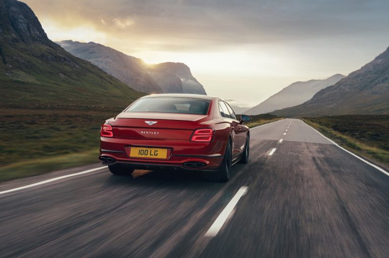 Bentley Flying Spur V8 2021: immagini ufficiali