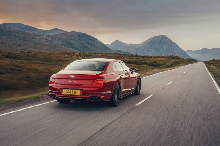 Bentley Flying Spur V8 2021: immagini ufficiali