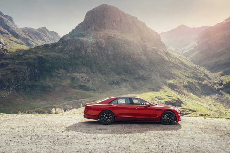 Bentley Flying Spur V8 2021: immagini ufficiali