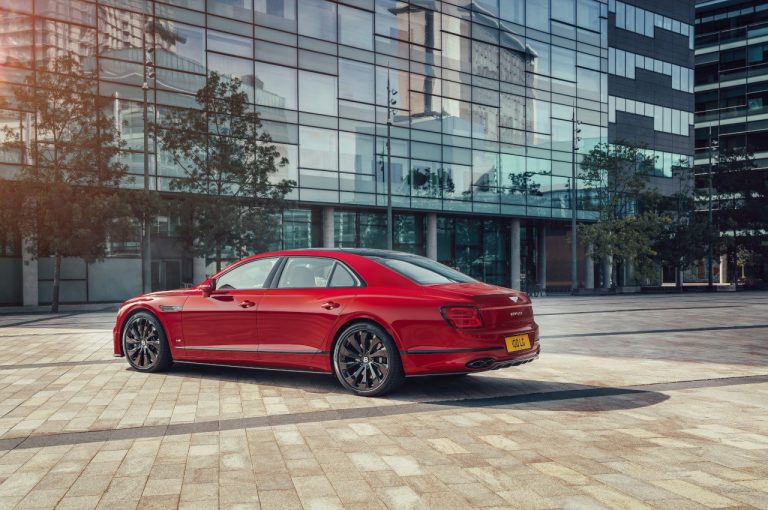 Bentley Flying Spur V8 2021: immagini ufficiali