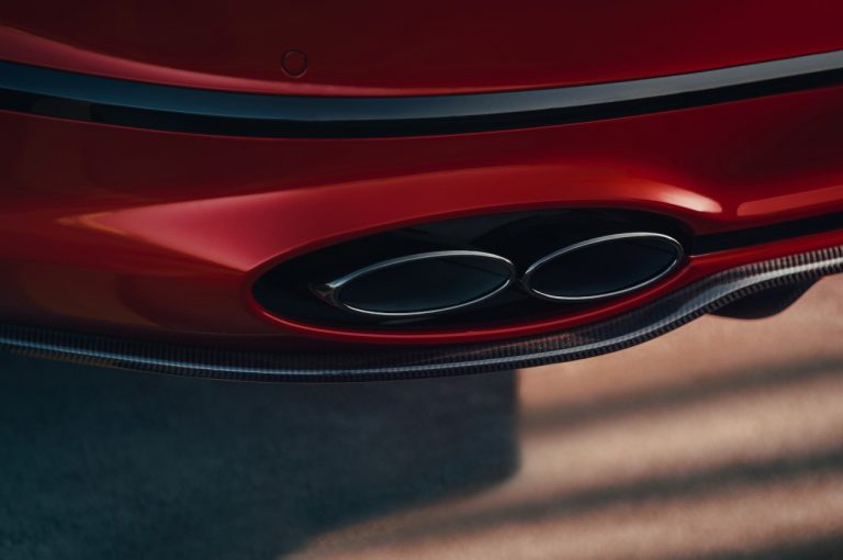 Bentley Flying Spur V8 2021: immagini ufficiali