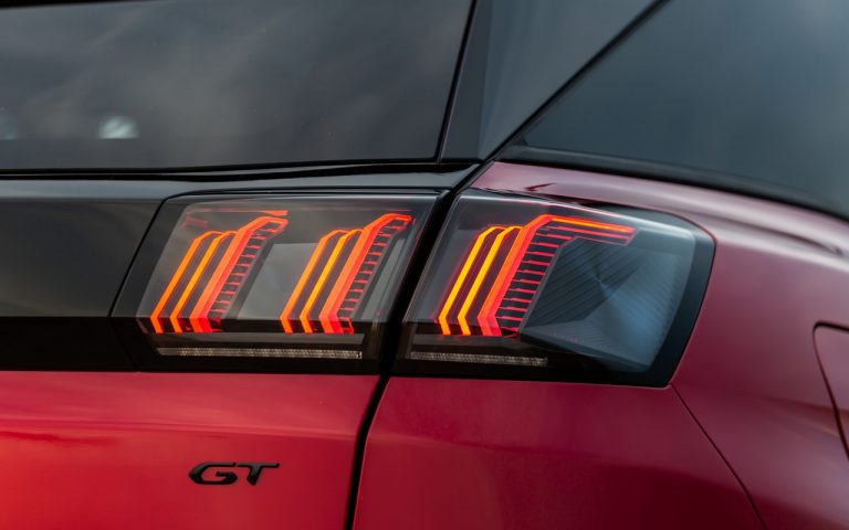 Nuova Peugeot 3008 GT Black Pack: immagini ufficiali