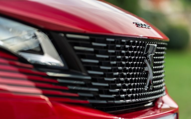 Nuova Peugeot 3008 GT Black Pack: immagini ufficiali