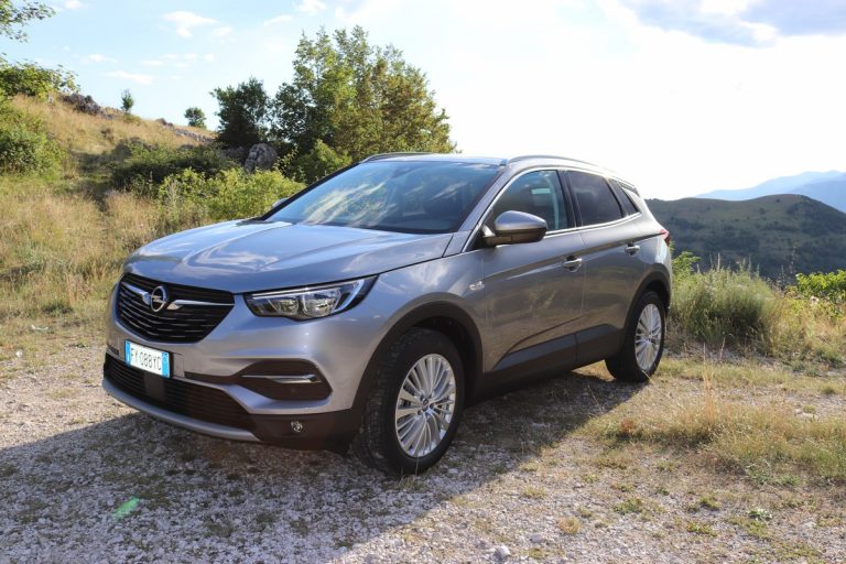 Opel Grandland X 1.2 AT8: la prova su strada