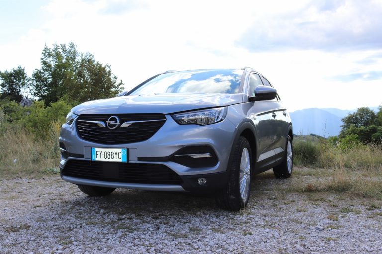 Opel Grandland X 1.2 Innovation AT8: la prova su strada