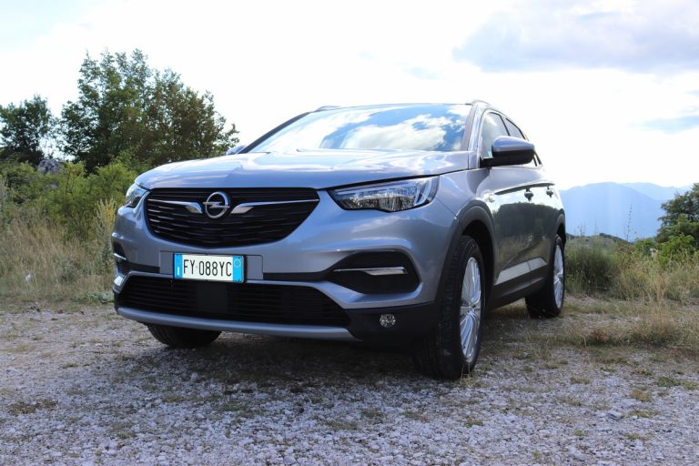 Opel Grandland X 1.2 Innovation AT8: la prova su strada