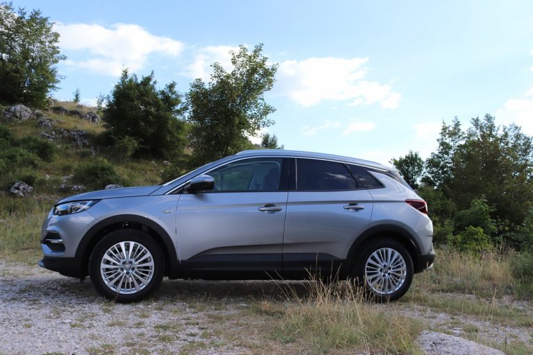 Opel Grandland X 1.2 Innovation AT8: la prova su strada
