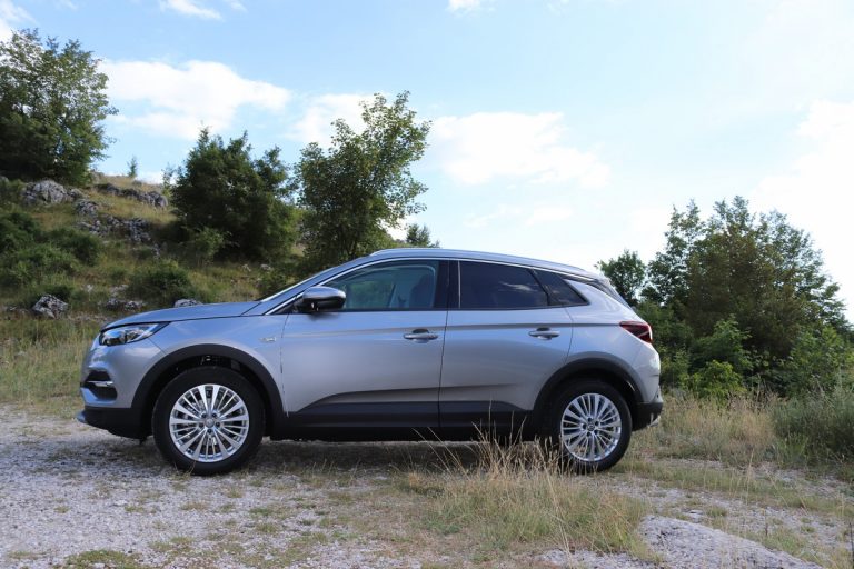 Opel Grandland X 1.2 Innovation AT8: la prova su strada