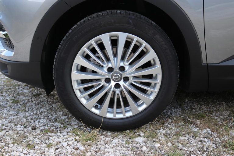 Opel Grandland X 1.2 Innovation AT8: la prova su strada