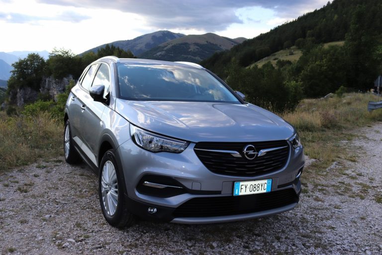 Opel Grandland X 1.2 Innovation AT8: la prova su strada