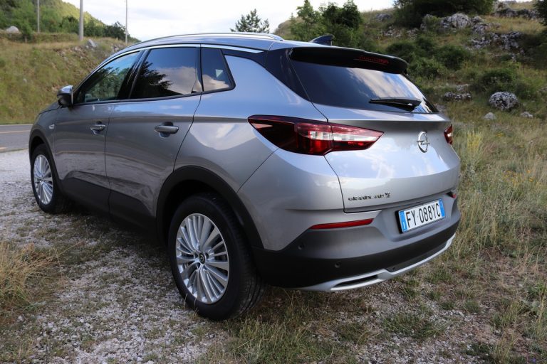 Opel Grandland X 1.2 Innovation AT8: la prova su strada