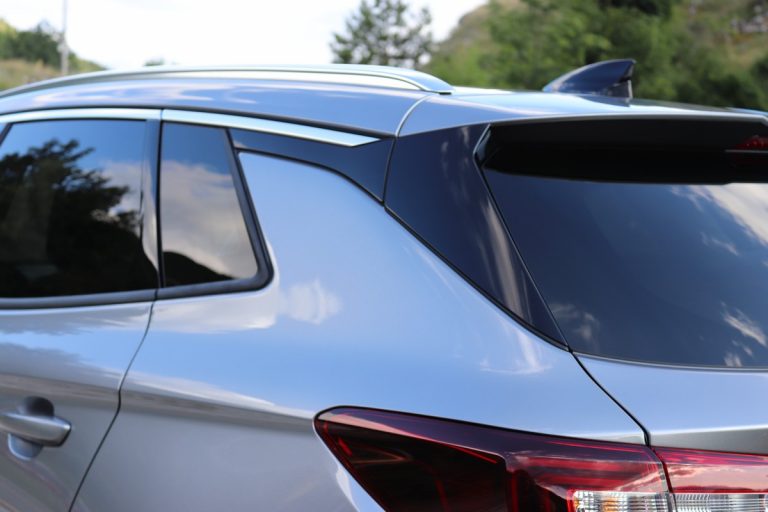 Opel Grandland X 1.2 Innovation AT8: la prova su strada