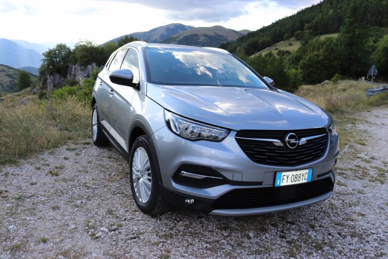 Opel Grandland X 1.2 Innovation AT8: la prova su strada