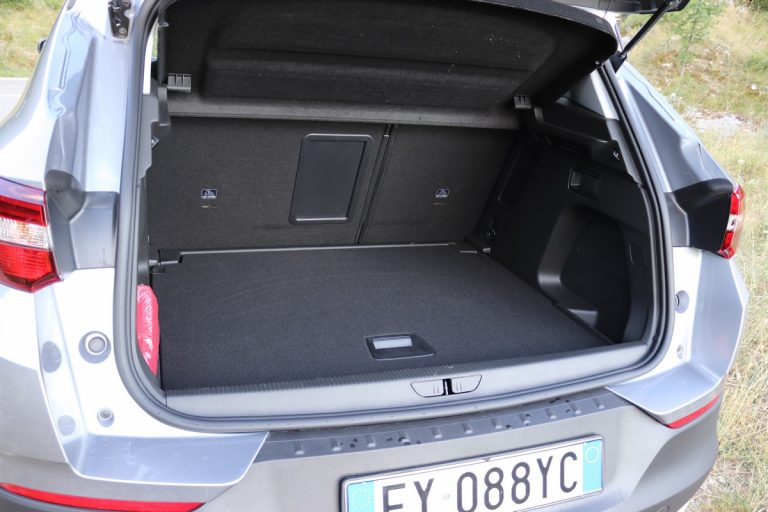 Opel Grandland X 1.2 Innovation AT8: la prova su strada