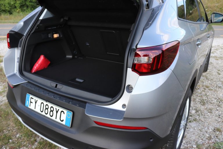 Opel Grandland X 1.2 Innovation AT8: la prova su strada