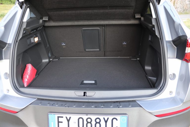 Opel Grandland X 1.2 Innovation AT8: la prova su strada