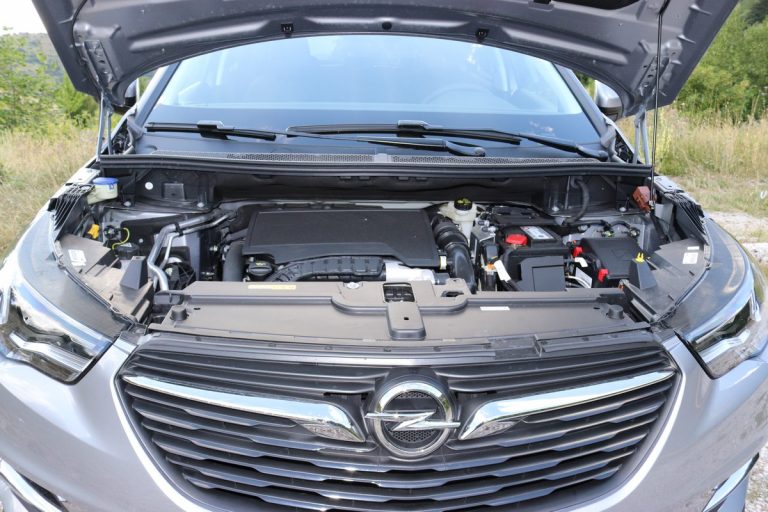 Opel Grandland X 1.2 Innovation AT8: la prova su strada