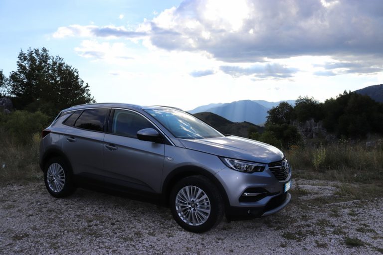Opel Grandland X 1.2 Innovation AT8: la prova su strada