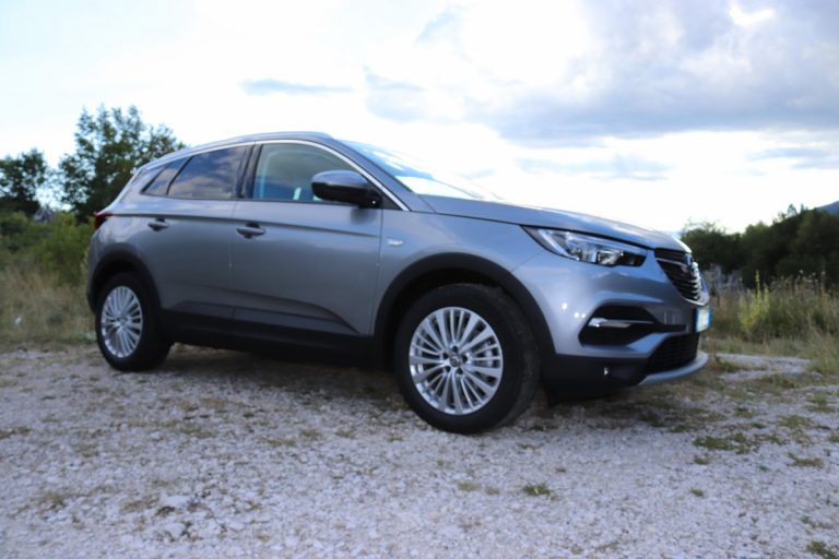 Opel Grandland X 1.2 Innovation AT8: la prova su strada