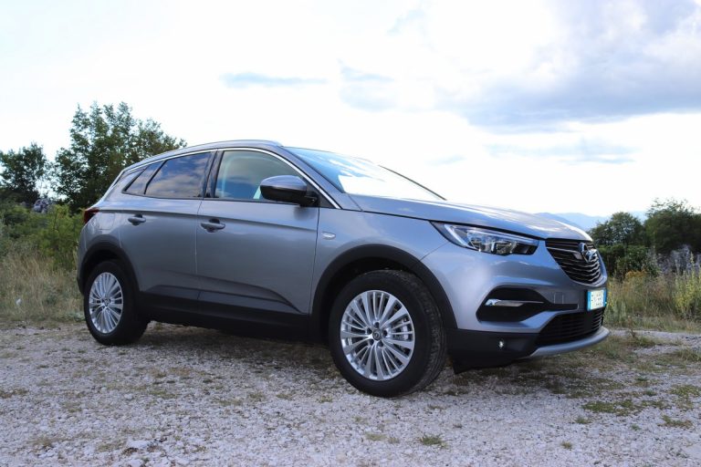 Opel Grandland X 1.2 Innovation AT8: la prova su strada