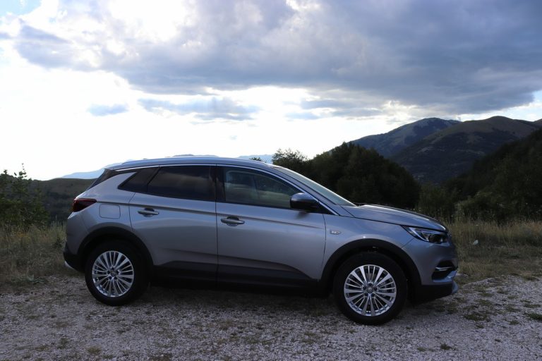Opel Grandland X 1.2 Innovation AT8: la prova su strada