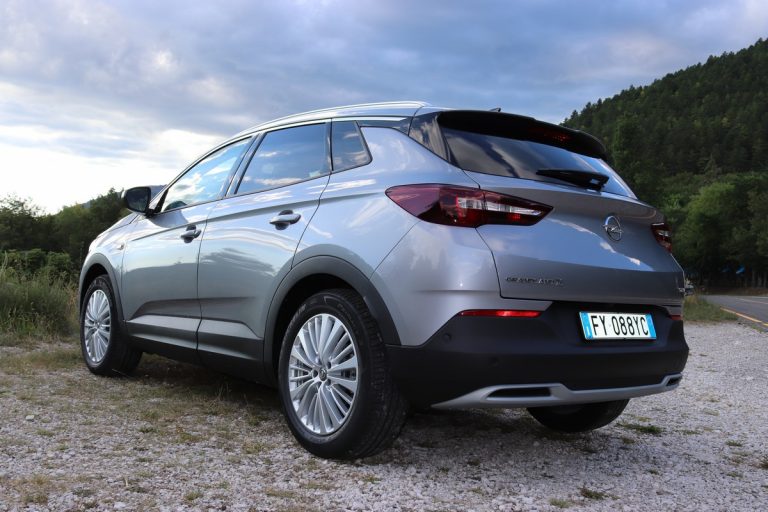 Opel Grandland X 1.2 Innovation AT8: la prova su strada