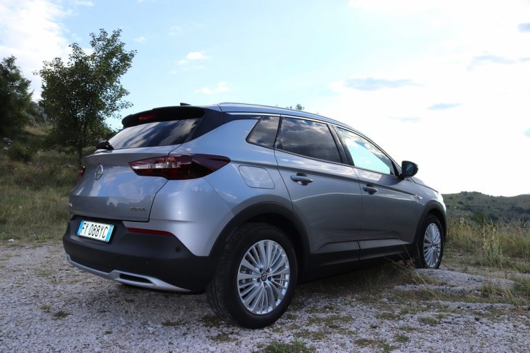 Opel Grandland X 1.2 Innovation AT8: la prova su strada