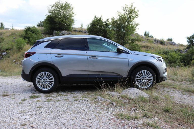 Opel Grandland X 1.2 Innovation AT8: la prova su strada