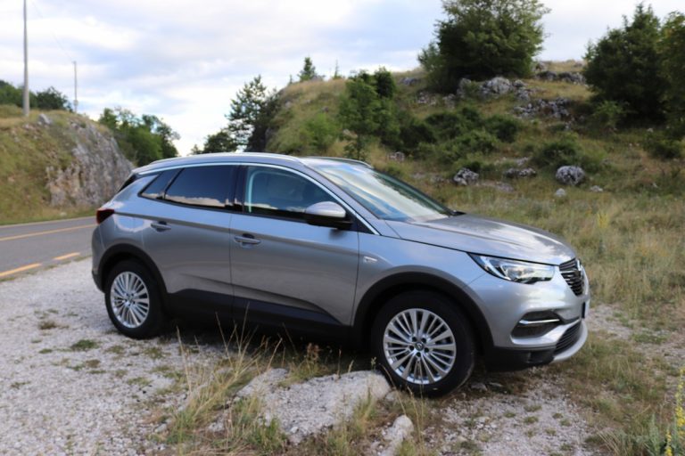 Opel Grandland X 1.2 Innovation AT8: la prova su strada