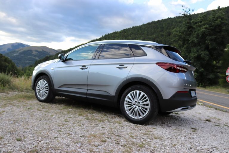 Opel Grandland X 1.2 Innovation AT8: la prova su strada