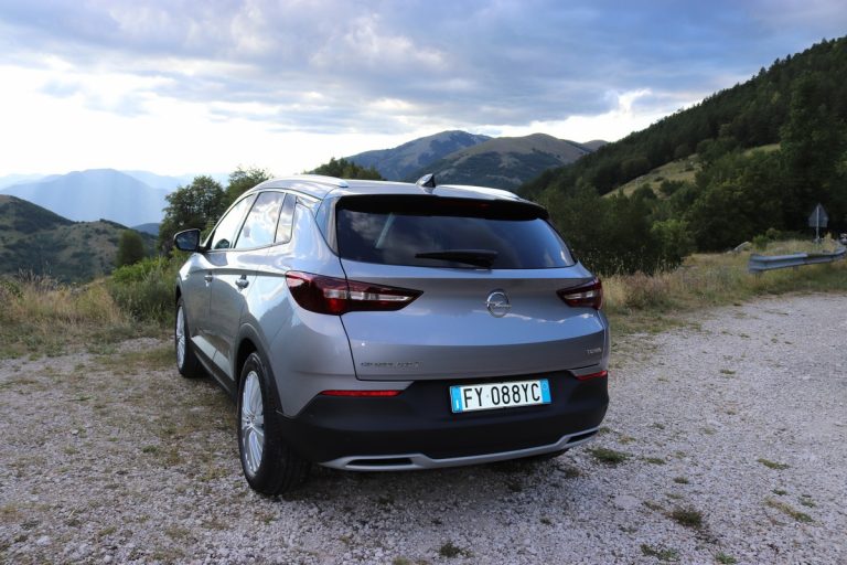 Opel Grandland X 1.2 Innovation AT8: la prova su strada