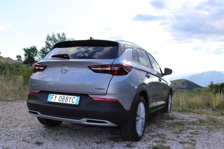 Opel Grandland X 1.2 Innovation AT8: la prova su strada