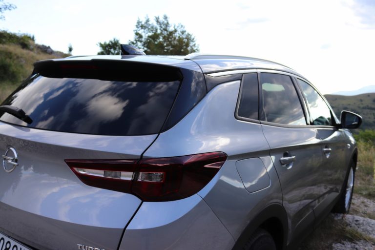 Opel Grandland X 1.2 Innovation AT8: la prova su strada