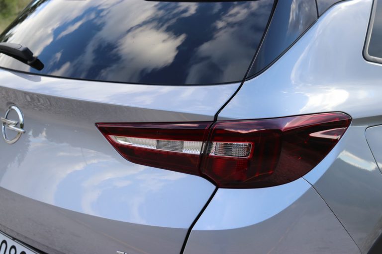 Opel Grandland X 1.2 Innovation AT8: la prova su strada