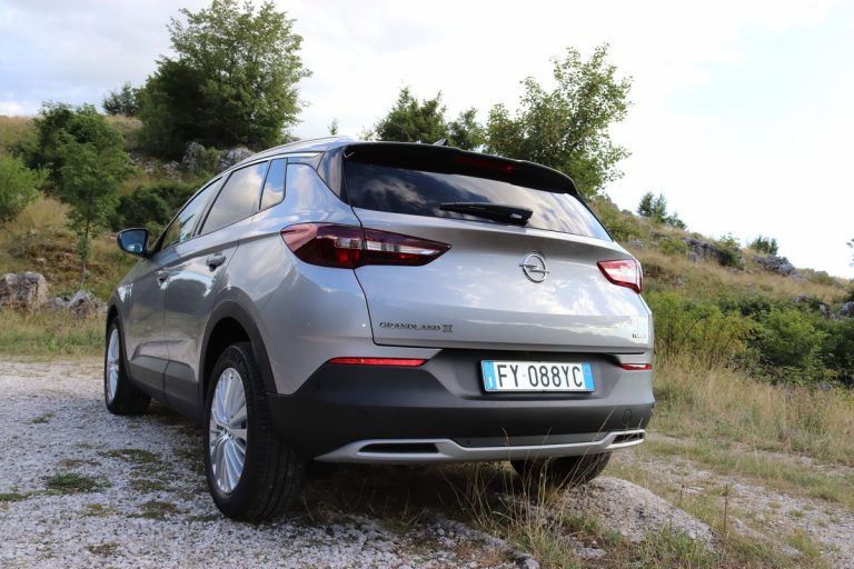 Opel Grandland X 1.2 Innovation AT8: la prova su strada