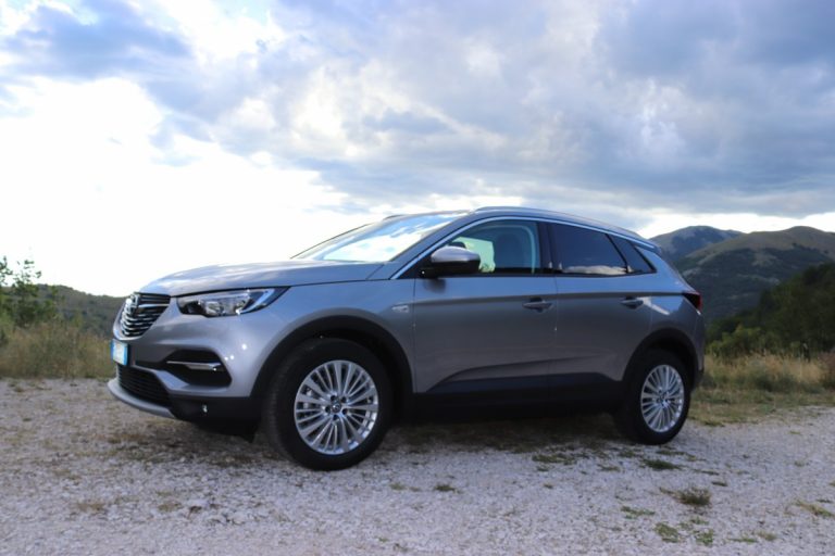 Opel Grandland X 1.2 Innovation AT8: la prova su strada