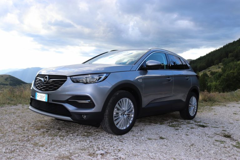 Opel Grandland X 1.2 Innovation AT8: la prova su strada