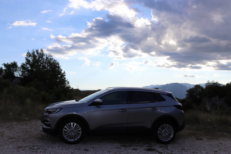 Opel Grandland X 1.2 Innovation AT8: la prova su strada
