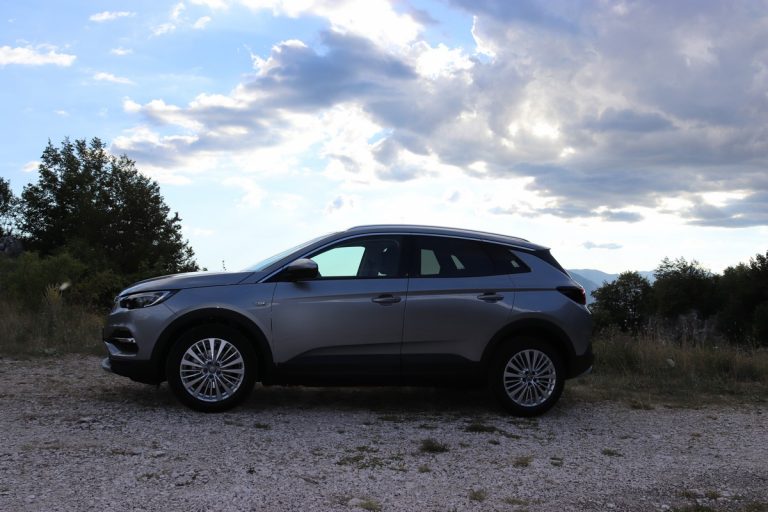 Opel Grandland X 1.2 Innovation AT8: la prova su strada