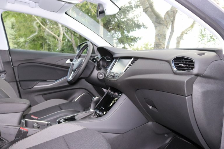 Opel Grandland X 1.2 Innovation AT8: la prova su strada