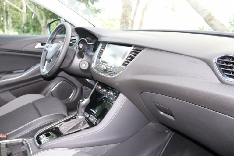 Opel Grandland X 1.2 Innovation AT8: la prova su strada