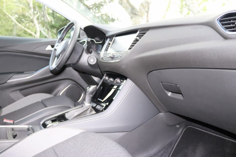 Opel Grandland X 1.2 Innovation AT8: la prova su strada