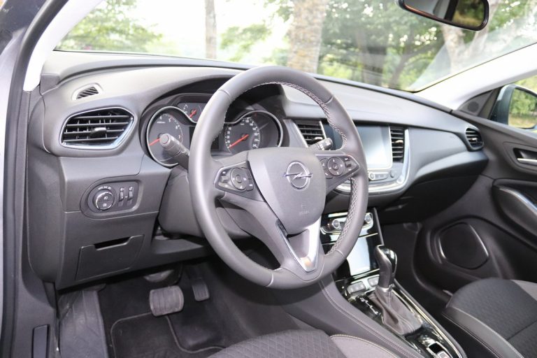 Opel Grandland X 1.2 Innovation AT8: la prova su strada