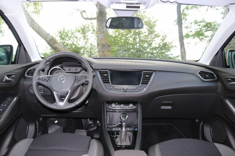 Opel Grandland X 1.2 Innovation AT8: la prova su strada
