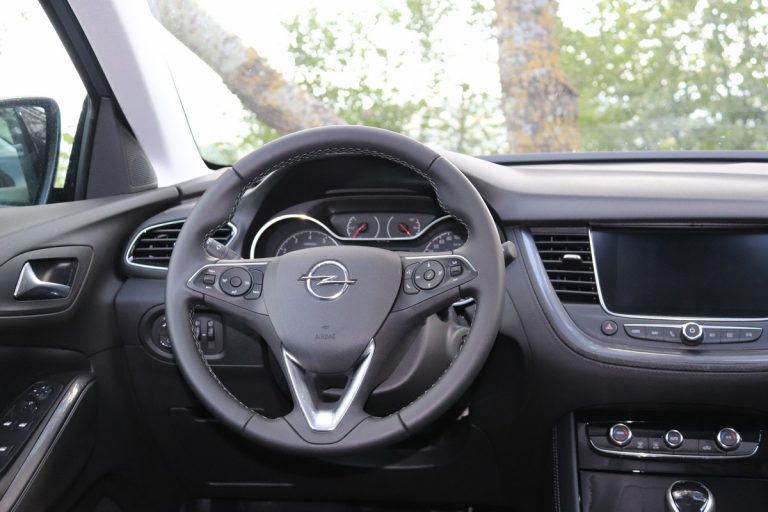 Opel Grandland X 1.2 Innovation AT8: la prova su strada