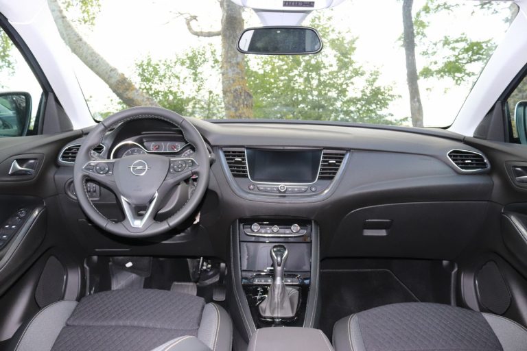 Opel Grandland X 1.2 Innovation AT8: la prova su strada